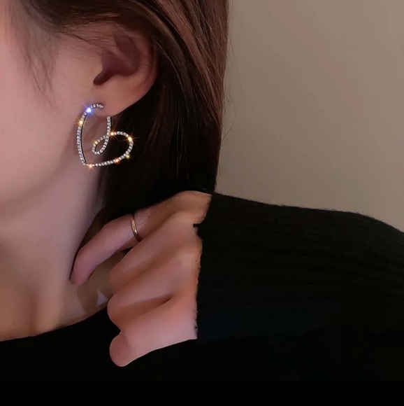 Glamourous Heart Earrings  ✨️❤️ - Picture 7 of 10